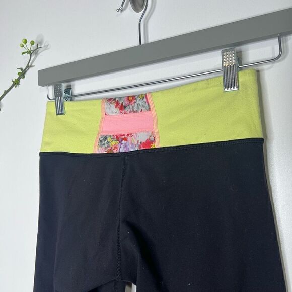 Lululemon Wunder Under Crop Capri Full On Luon Reversible Floral Quilt - Picture 12 of 12